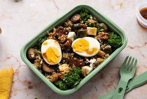 Insalata di quinoa e cavoletti