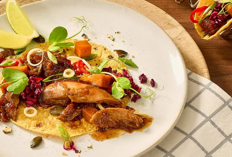 Tacos d'oca con salsa e zucca caramellata
