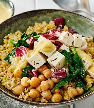 Bowl sana di bulgur e ceci con feta vegana