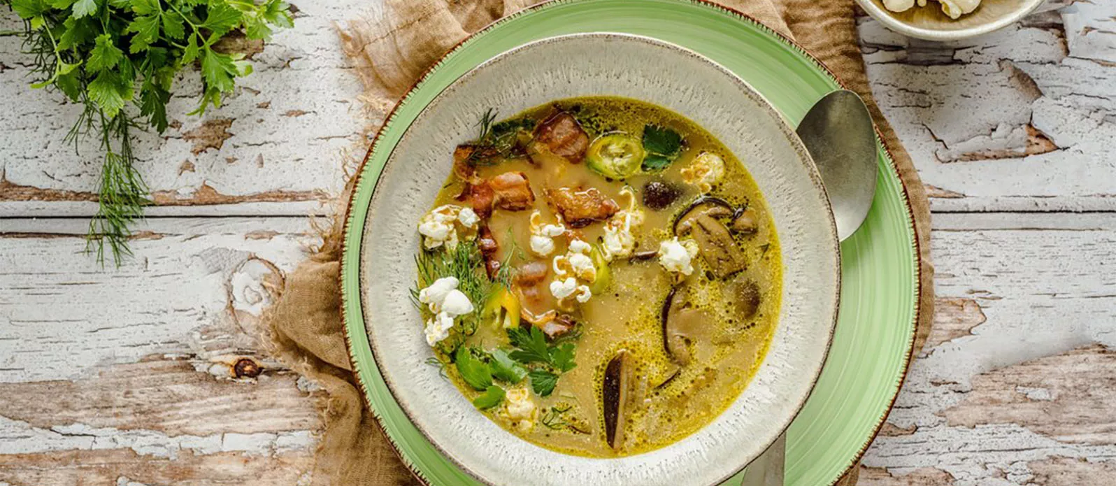 Zuppa di funghi con pancetta croccante e popcorn