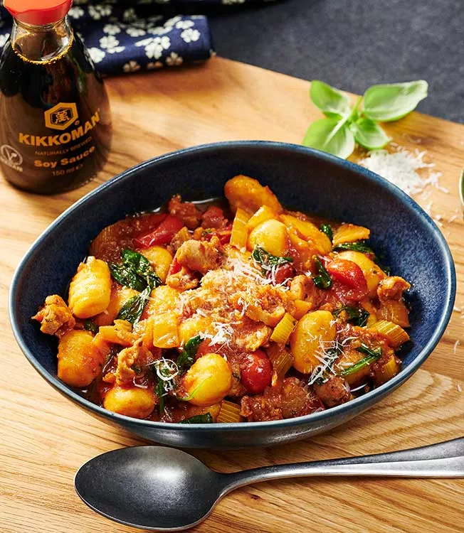 Gnocchi piccanti con pomodori e salsiccia, finocchio e spinaci