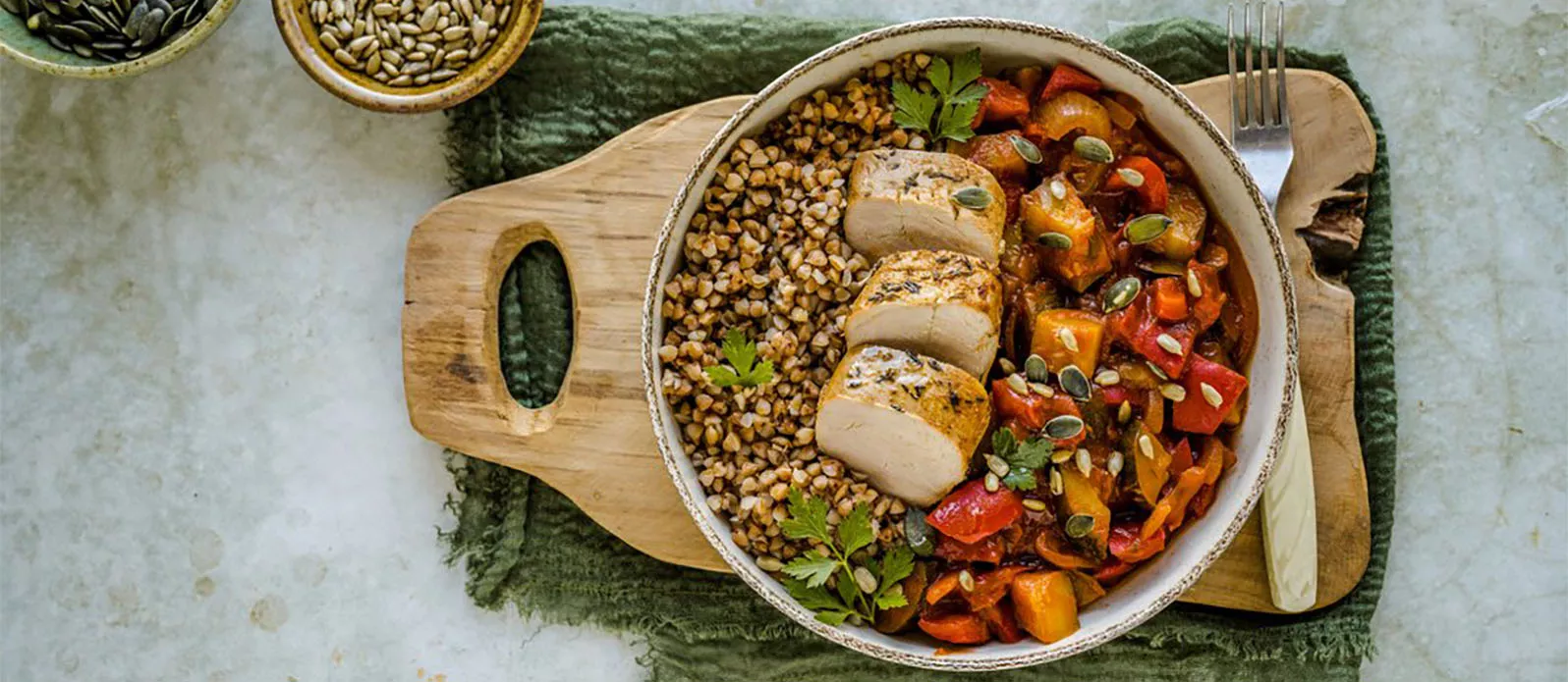 Gustosa bowl di grano saraceno con filetto di maiale arrosto e salsa di peperoni