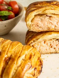 Filetto di pesce alla Wellington con insalata di pomodorini