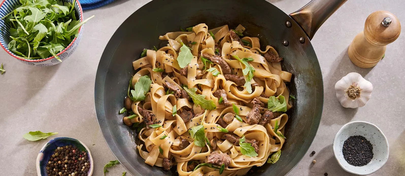 Manzo saltato con tagliatelle e rucola