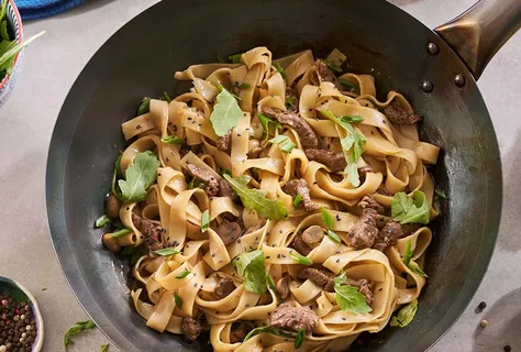 Manzo saltato con tagliatelle e rucola