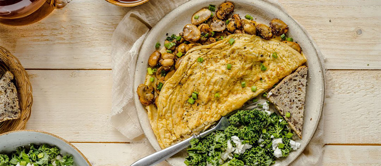 Omelette con funghi, cavolo riccio e feta