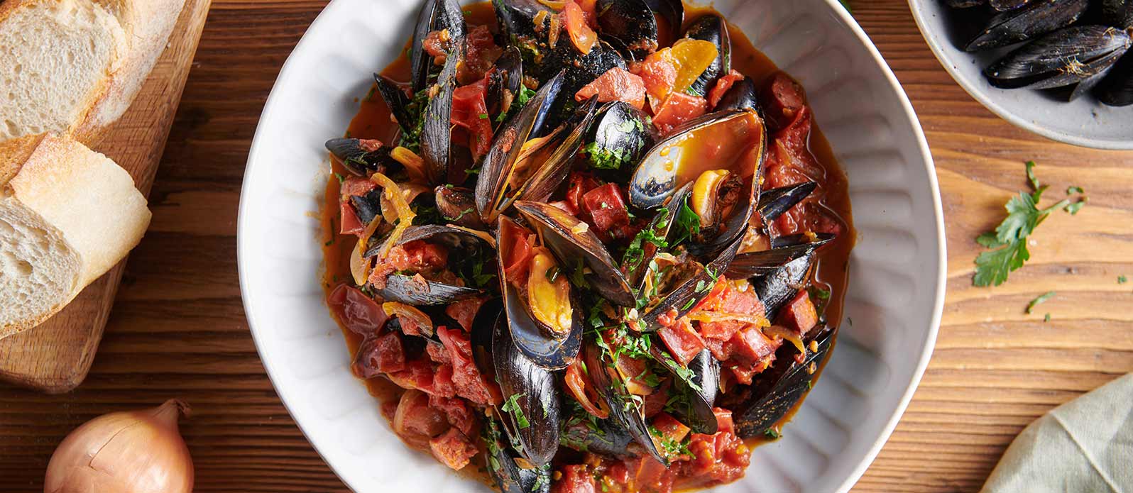 Caldo stufato di cozze e chorizo spagnolo