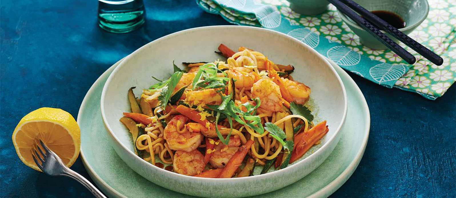 Noodles saltati in padella con gamberi e verdure